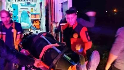 Devrilen otomobildeki 3 kişi yaralandı