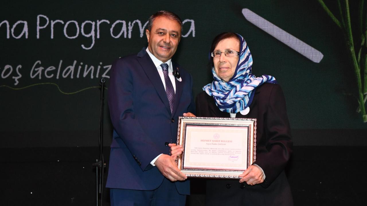 Emekli öğretmenler hizmet şeref belgesiyle onurlandırıldı