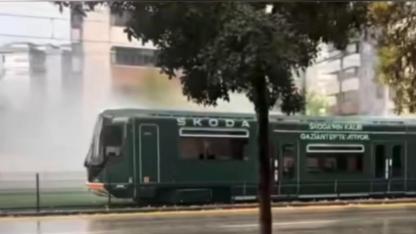 Faciadan dönüldü: Yüzlerce yolcunun olduğu tramvaya yıldırım isabet etti