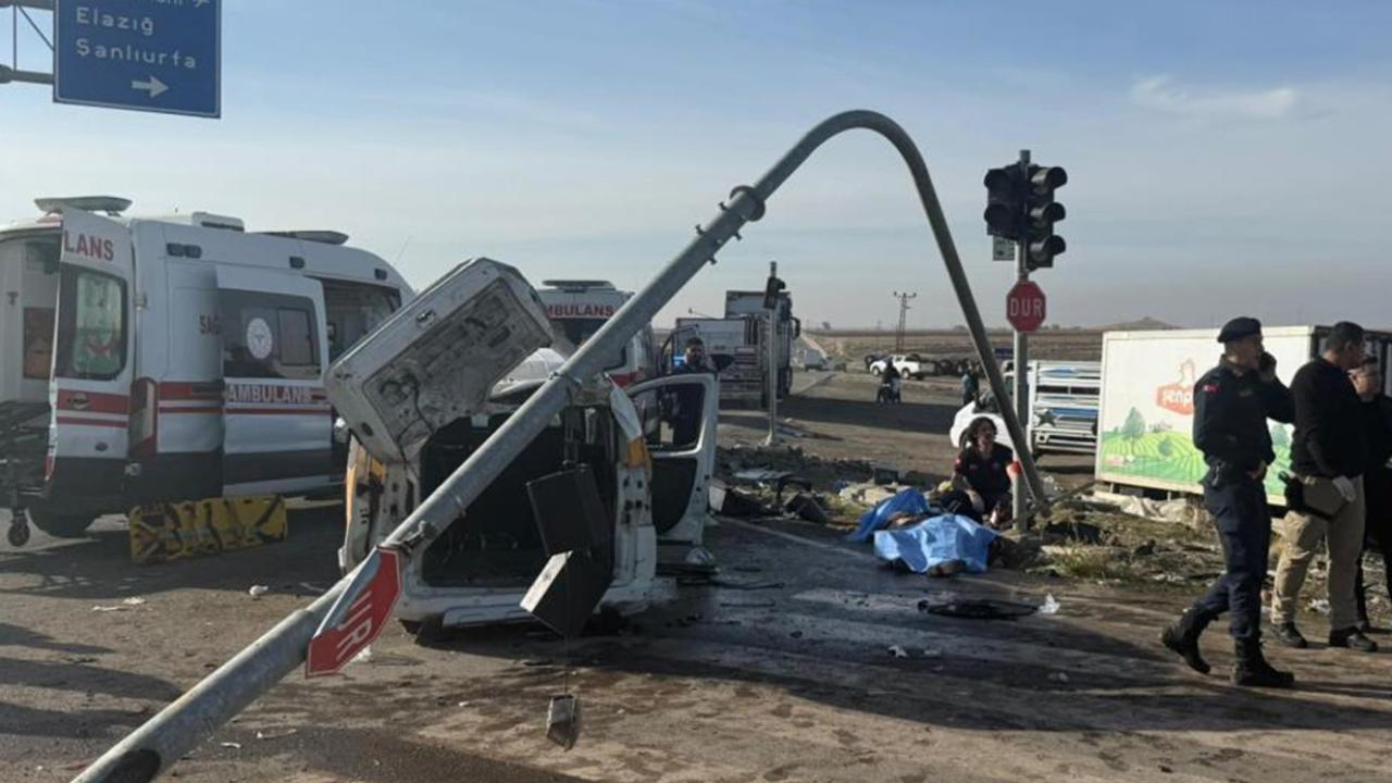 Feci kaza: Tır, iki aracı biçti: 2 ölü, 3 yaralı