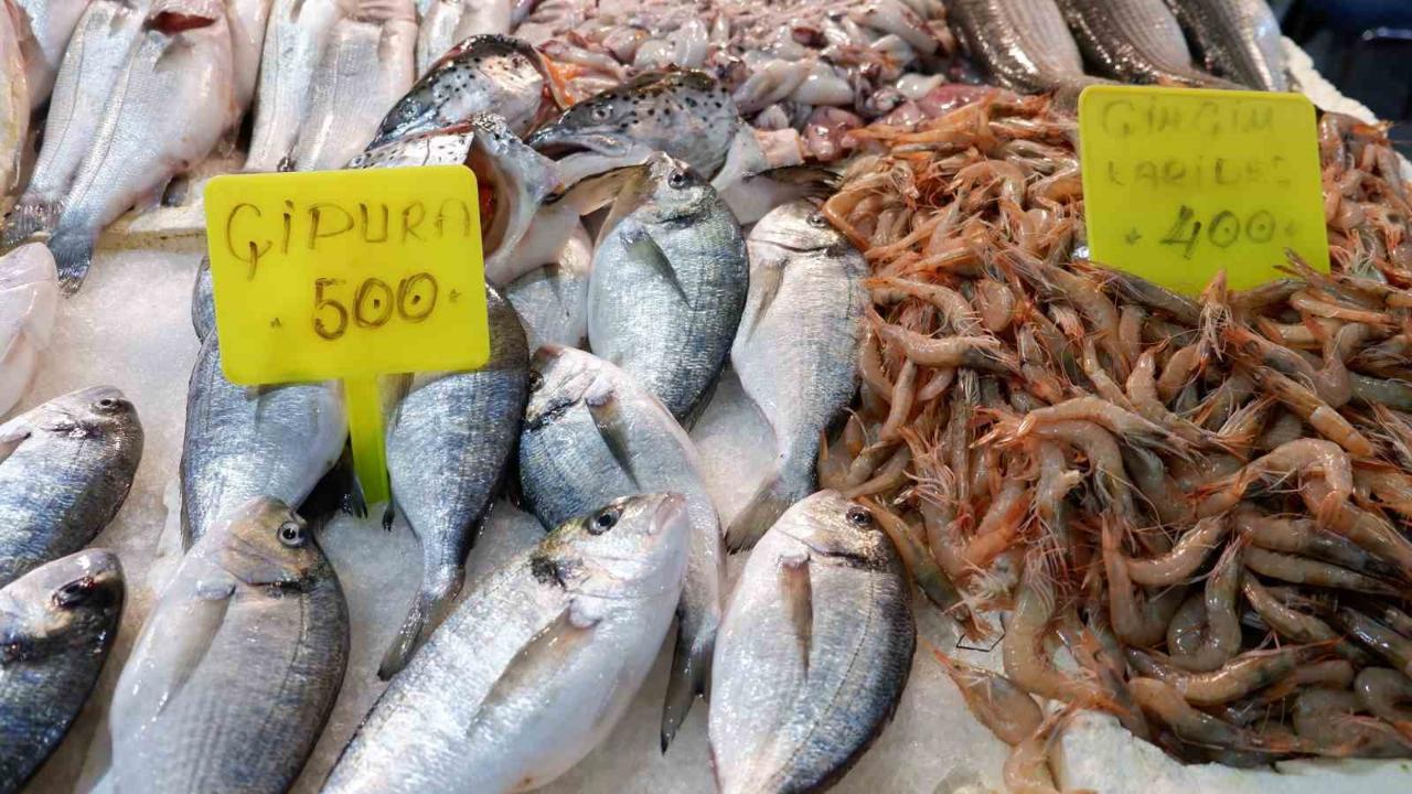 Foça Balık Hali’nde kış sezonu:&quot;Sardalya ve uskumru zamanı&quot;