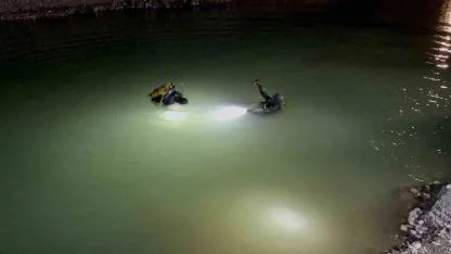 Gölete düşen kamyonet ekipleri harekete geçirdi