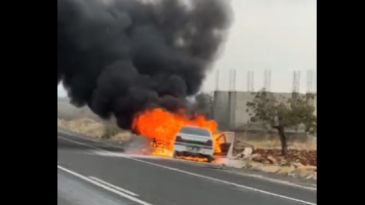 Halfeti’de bir otomobil alevlere teslim oldu