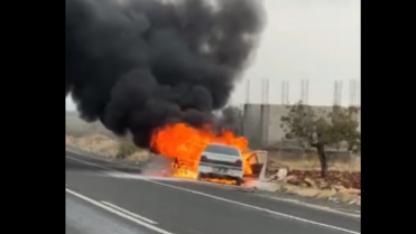 Şanlıurfa'da bir otomobil alevlere teslim oldu