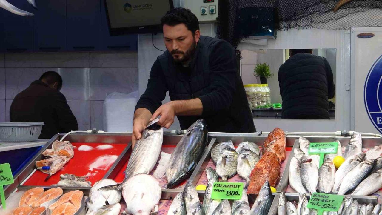 Hamsi denizlerde yüzünü gösterdi tezgahlarda fiyatını korudu