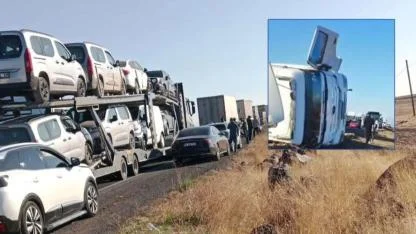 Hilvan’da TIR devrildi: Yol uzun süre trafiğe kapandı