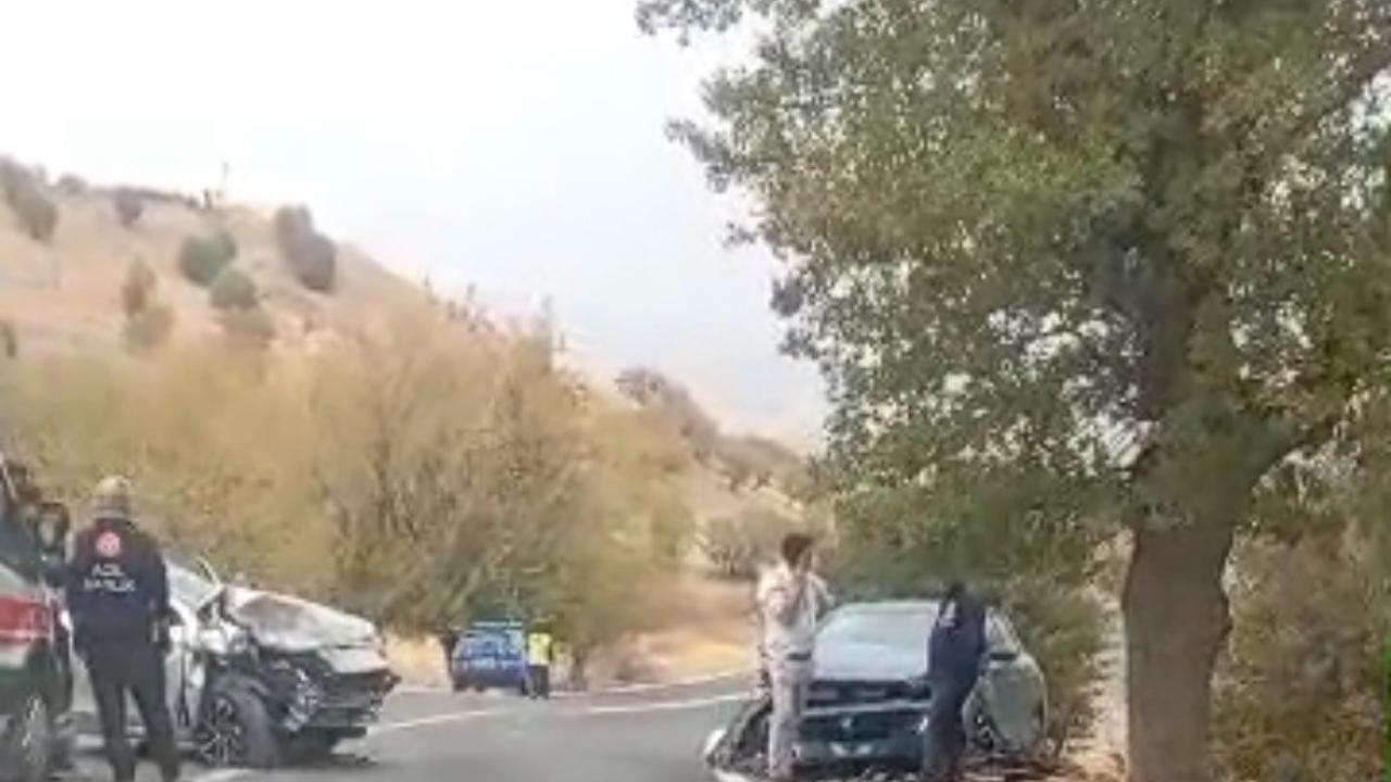 İki otomobil çarpıştı: 10 yaralı