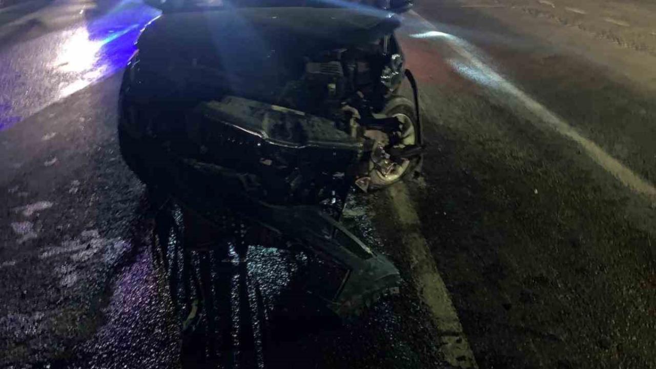 İki otomobil çarpıştı: 2 yaralı