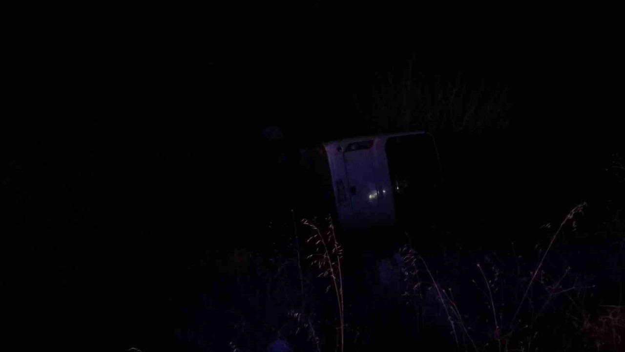 İşçileri taşıyan otobüs devrildi: 17 yaralı