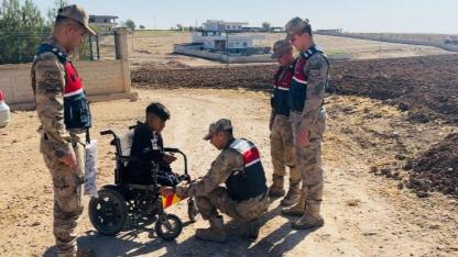 Jandarma engelli gencin reflektör talebini yerine getirdi