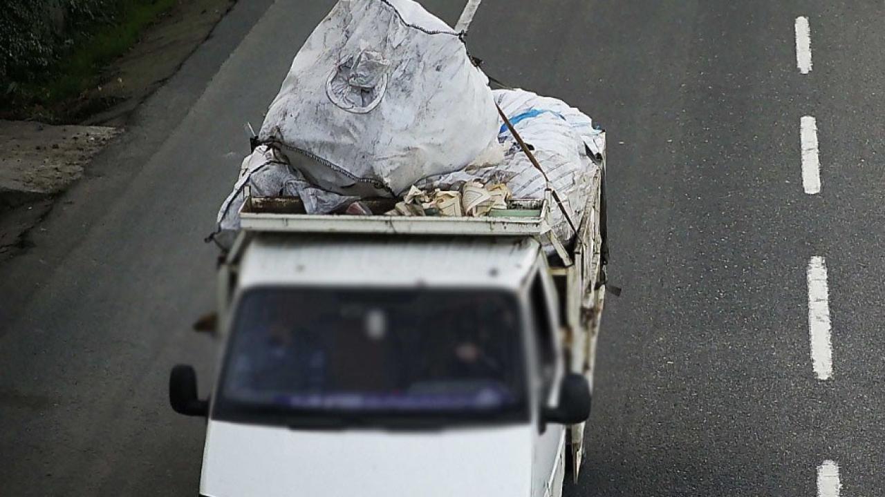 Kağıt taşıyan araçtan Kur’an-ı Kerim sayfaları savruldu: 2 kişi hakkında işlem başlatıldı