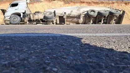 Kamyon, tır ve beton mikseri çarpıştı