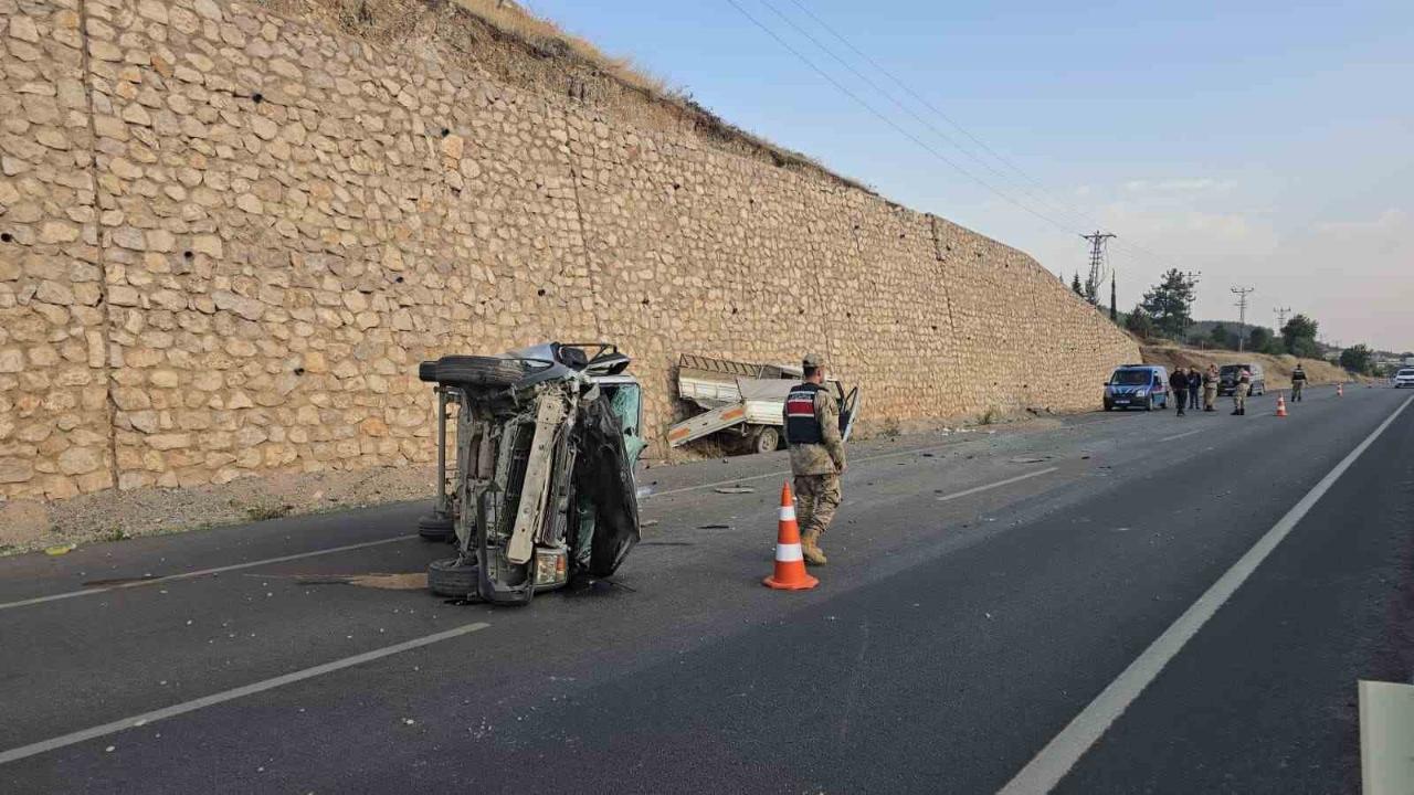 Kamyonet hafif ticari araca arkadan çarptı: 4 kişi yaralandı