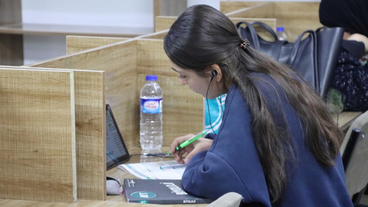 Karaköprü Belediyesi sınavlara hazırlanan öğrencilere yuva oluyor