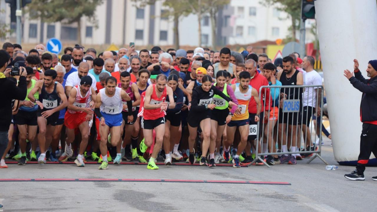 Karaköprü&#039;de Sayburç Yarı Maratonuyla spor şöleni yaşandı