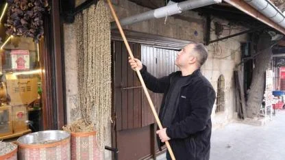 Kışın vazgeçilmezi kuru bamya 2 bin TL’den tezgahta