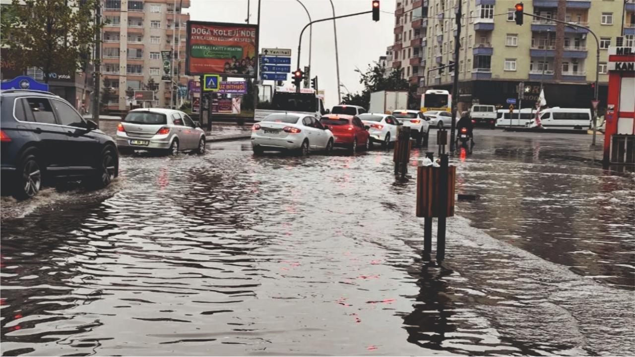 Komşu kentte yollar göl oldu