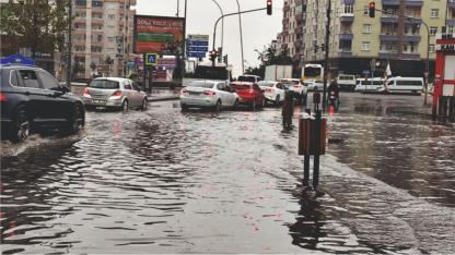 Komşu kentte yollar göl oldu