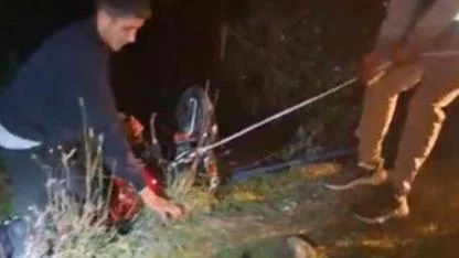 Kontrolü kaybeden motosiklet sürücüsü uçuruma yuvarlandı