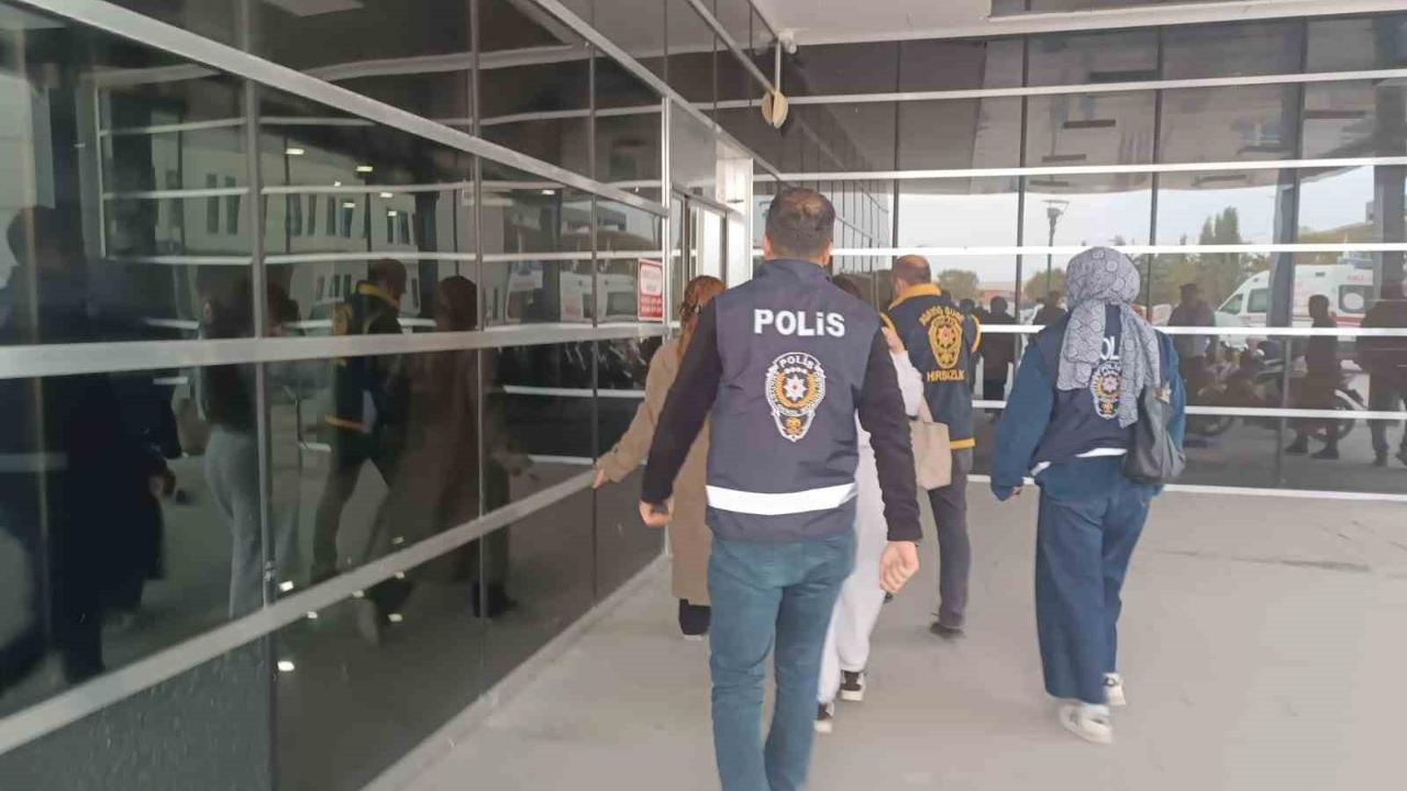 Masaj salonlarına fuhuş operasyonu: 5 gözaltı