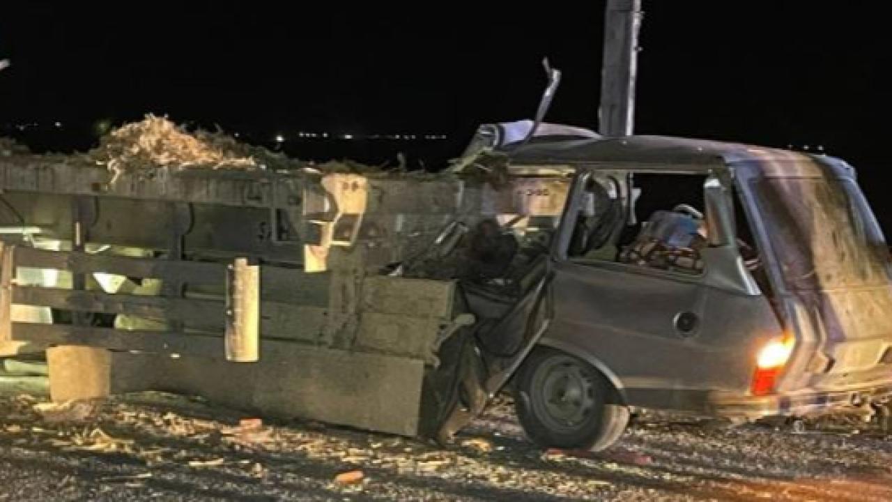 Mısır sapı balyası yüklü Şanlıurfa plakalı TIR&#039;a otomobil çarptı: 2 ölü