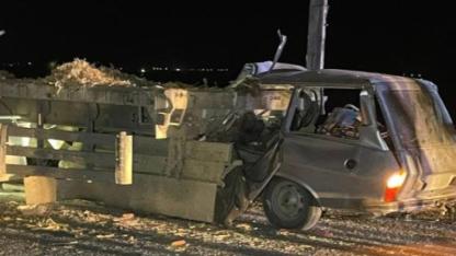 Mısır sapı balyası yüklü Şanlıurfa plakalı TIR'a otomobil çarptı: 2 ölü