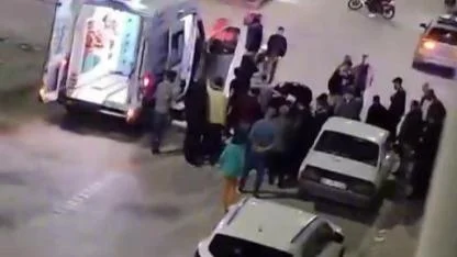Motosikletle otomobilin çarpışma anları kameralara yansıdı: 1’i ağır 2 yaralı