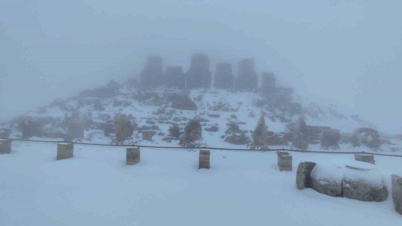 Nemrut Dağı’na mevsimin ilk karı yağdı