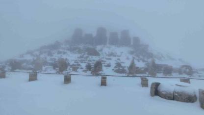 Nemrut Dağı’na mevsimin ilk karı yağdı