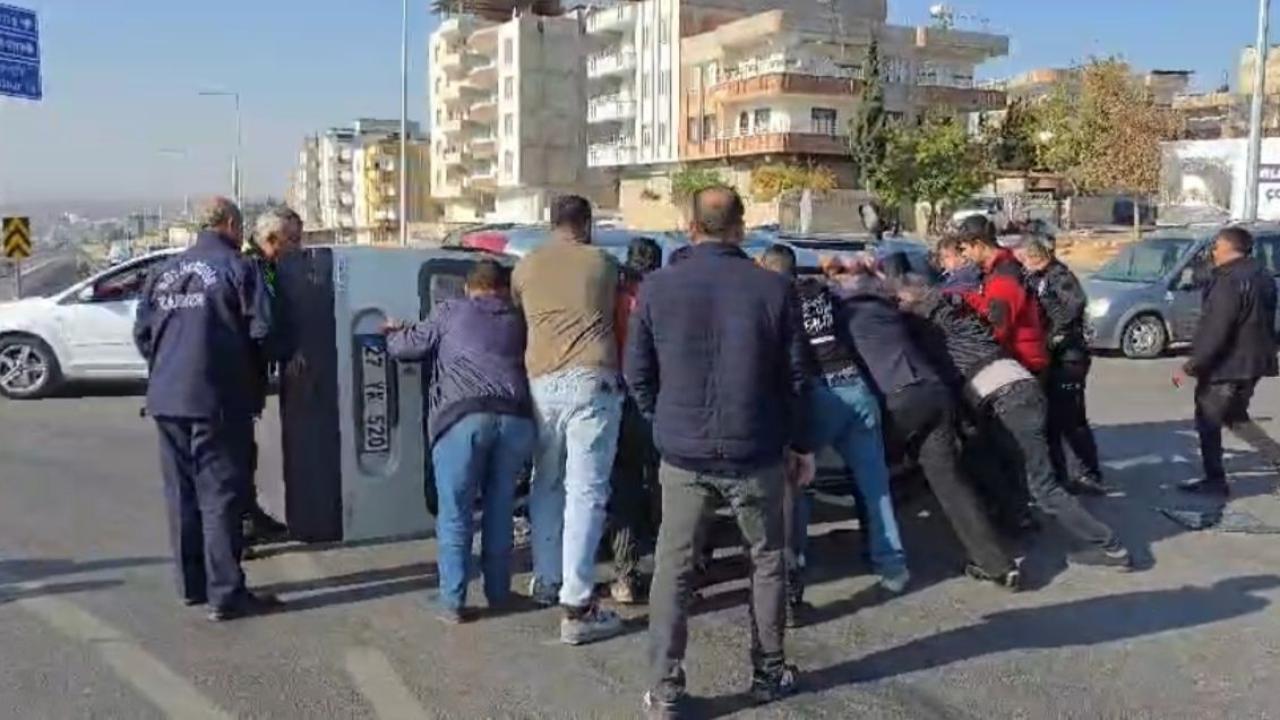 Nizip Otogar Kavşağı’nda çarpışan iki araçta maddi hasar meydana geldi