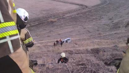 Otomobil şarampole yuvarlandı: Yaralı sürücüyü itfaiye kurtardı