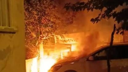 Park halindeki otomobil alev aldı