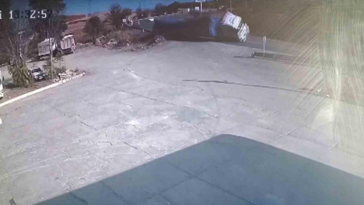 Saman balyalarının yüklü olduğu tır yan yattı