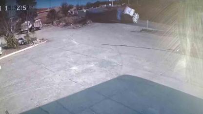 Saman balyalarının yüklü olduğu tır yan yattı