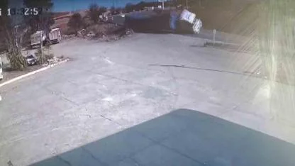 Saman balyalarının yüklü olduğu tır yan yattı