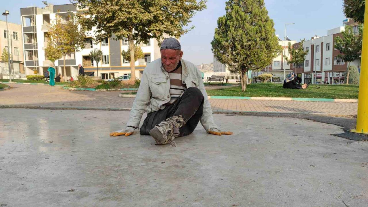 Şanlıurfa&#039;da engelli yaşlı adam sürünerek yaşıyor