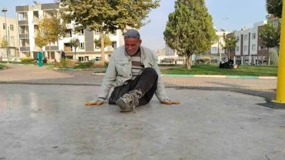 Şanlıurfa'da engelli yaşlı adam sürünerek yaşıyor