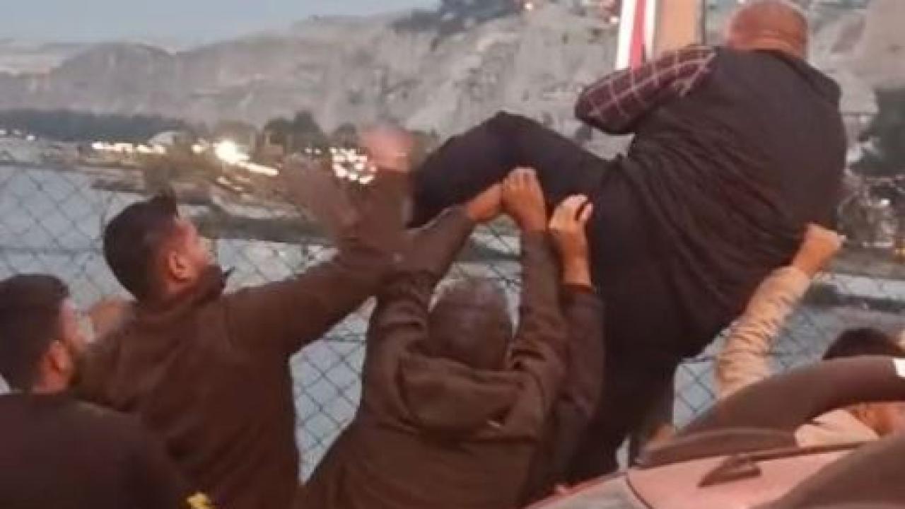 Şanlıurfa&#039;da intihar girişimi: Vatandaşlar, engelledi