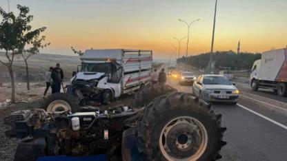 Şanlıurfa’da traktör ile kamyonet çarpıştı: 2 yaralı