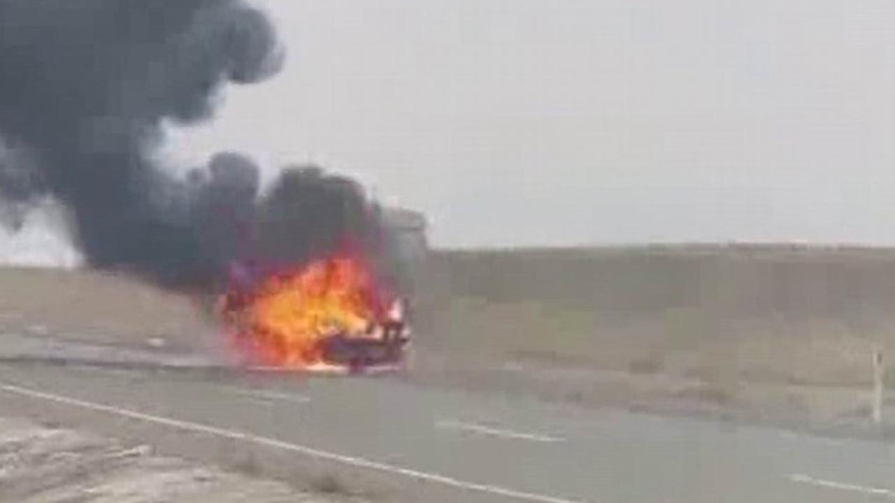 Seyir halindeki otomobil alev topuna döndü