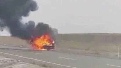 Seyir halindeki otomobil alev topuna döndü