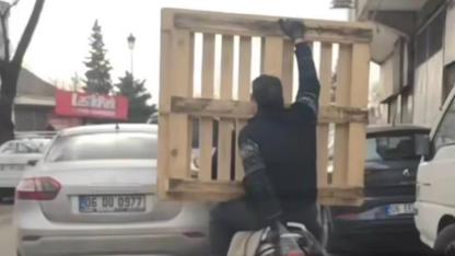 Tehlikeli yolculuk: Motosiklet üzerinde palet taşıdı