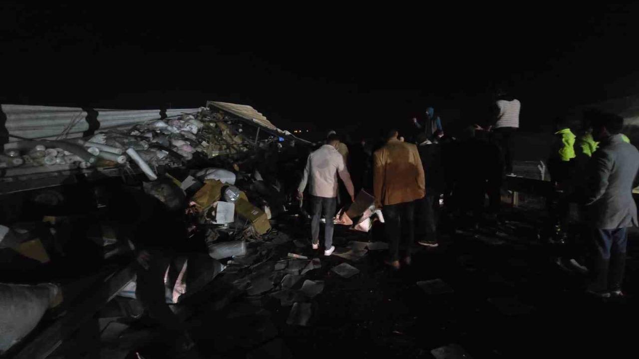 Tekstil malzemesi yüklü tır devrildi: Yol trafiğe kapandı