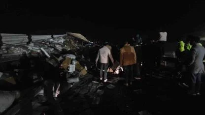 Tekstil malzemesi yüklü tır devrildi: Yol trafiğe kapandı