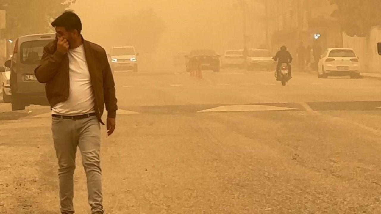 Toz bulutu Şanlıurfa semalarını kapladı