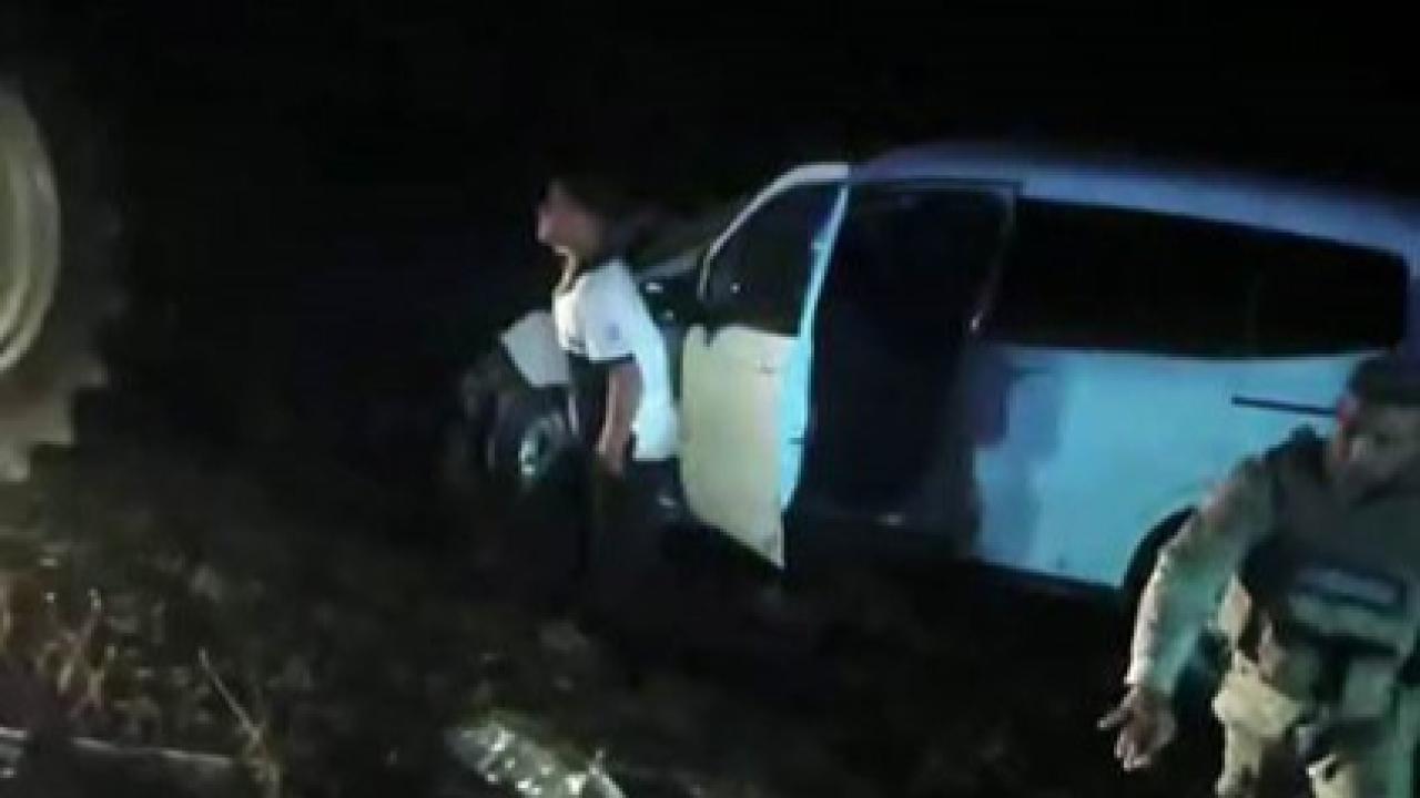 traktör ile hafif ticari araç çarpıştı: 2 yaralıT