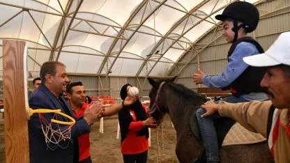 Vali Şıldak, çocukları yalnız bırakmadı