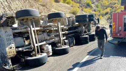 Virajı alamayan asfalt yüklü kamyon devrildi