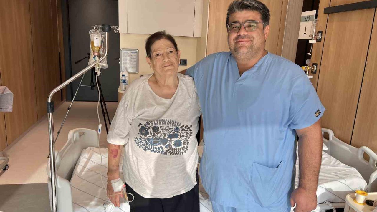 Yaşlı kadın omurga kırığı ameliyatı sonrası yeniden yürümeye başladı