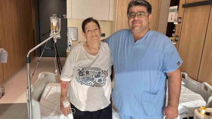 Yaşlı kadın omurga kırığı ameliyatı sonrası yeniden yürümeye başladı